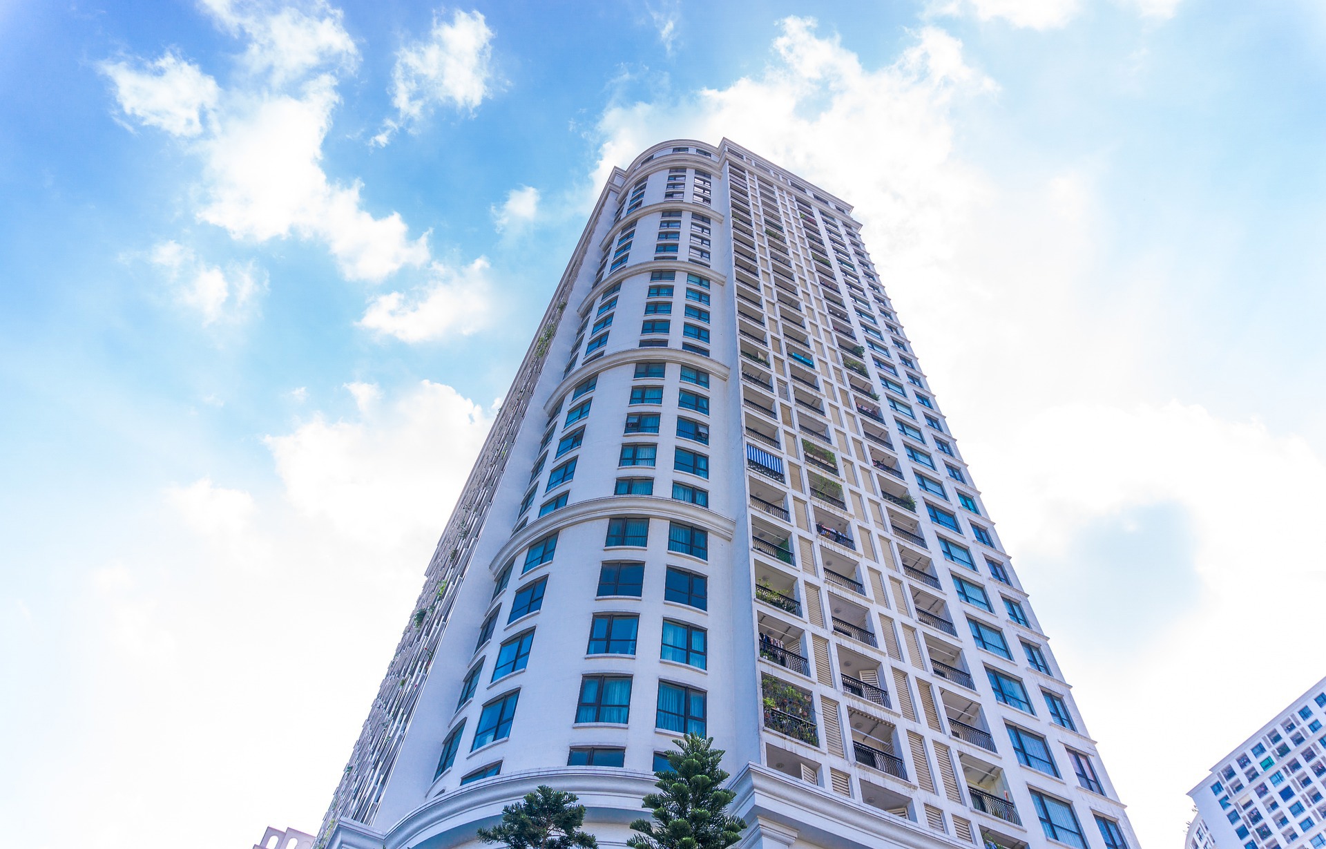 En hög byggnad fotat underifrån