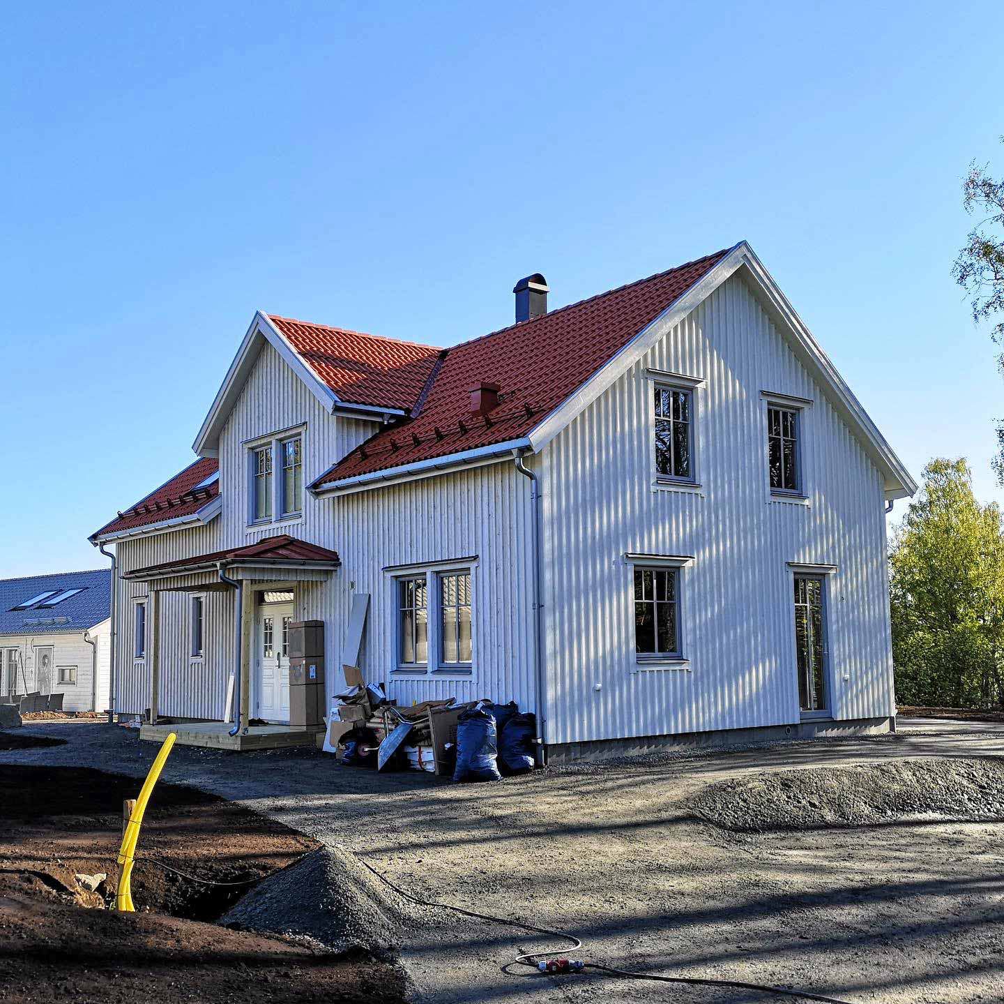 vitt hus på berggrund