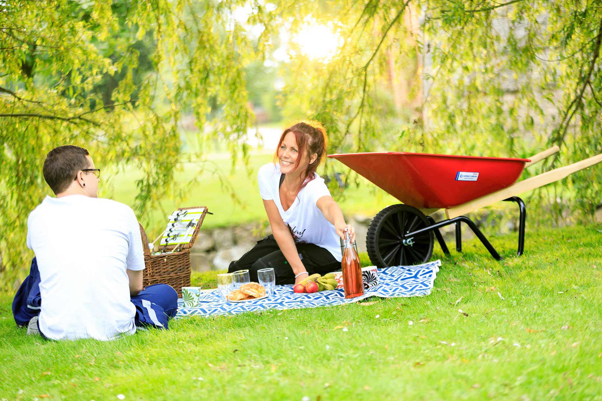 Par som har pickning med en skottkärra bredvid