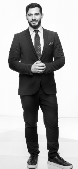 eddie-mäklare-stående porträtt-svartvitt