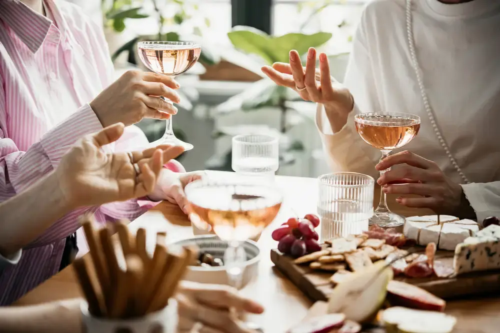Vanliga missar vid festmiddag i bostaden och hur de undviks