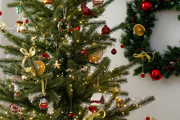 Julgran med personligt pynt