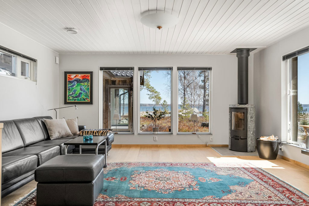 vardagsrum i bostad, soffa, matta, kakelugn, havsutsikt