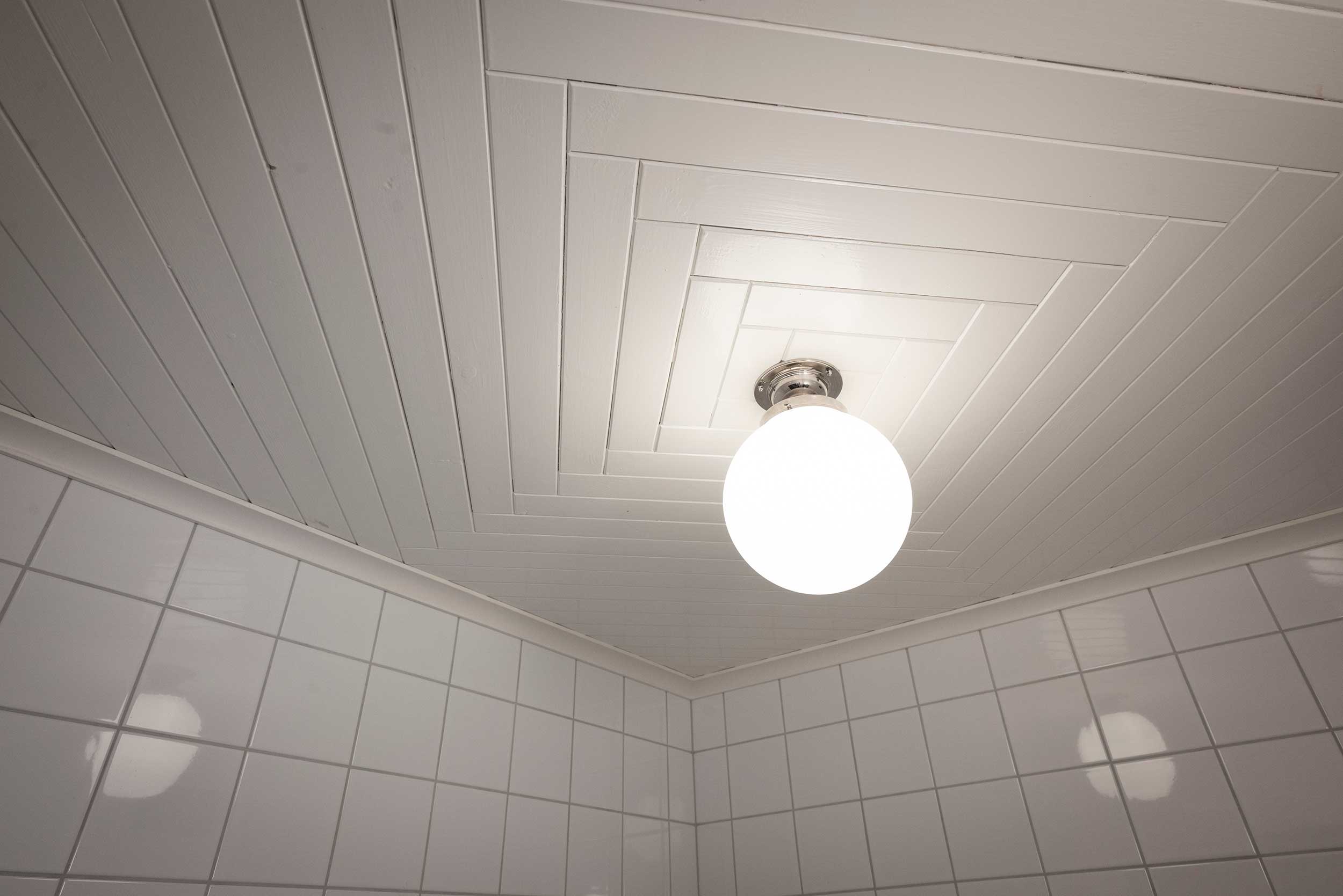 snickerier i tak i badrum