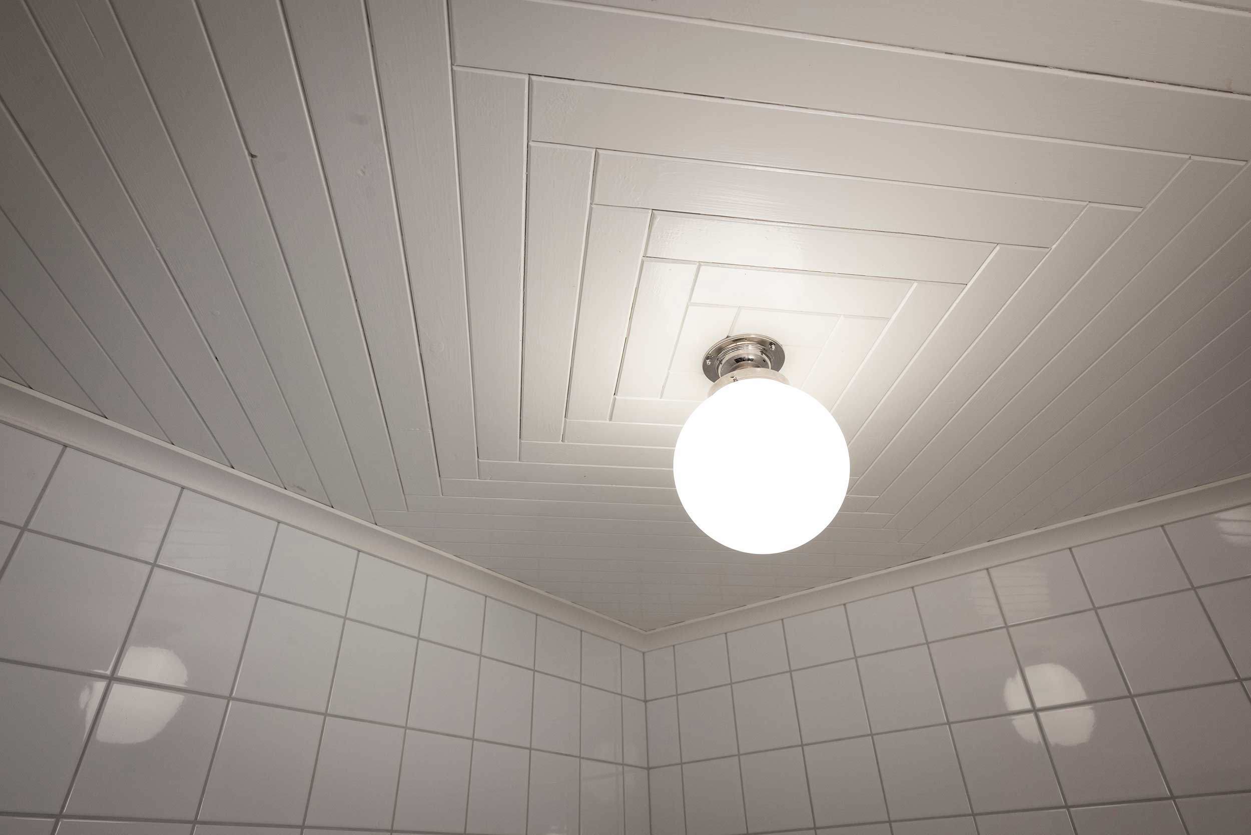 snickerier i tak i badrum