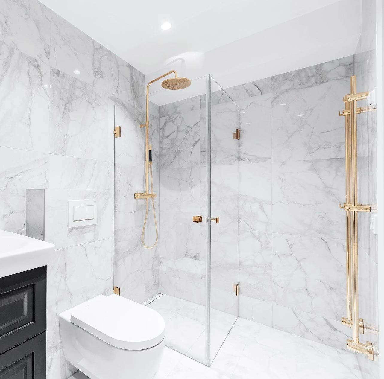 kaklat badrum, nyrenoverat, vitt, gulddetaljer