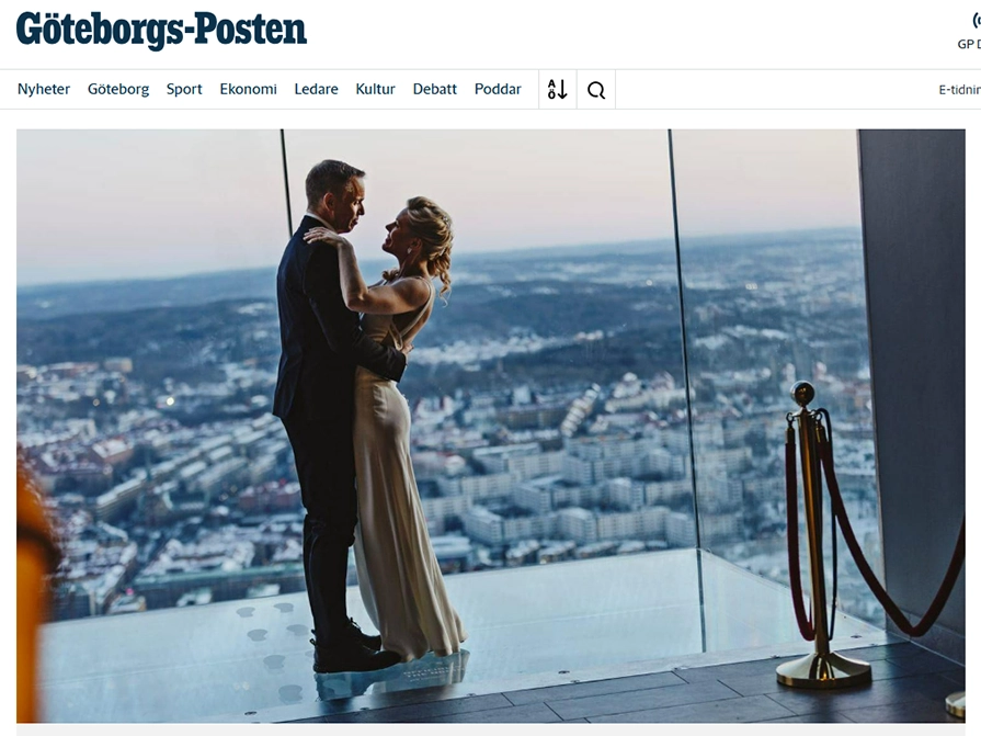 ett nygift par dansar i utsiktsboxen i karlatornet