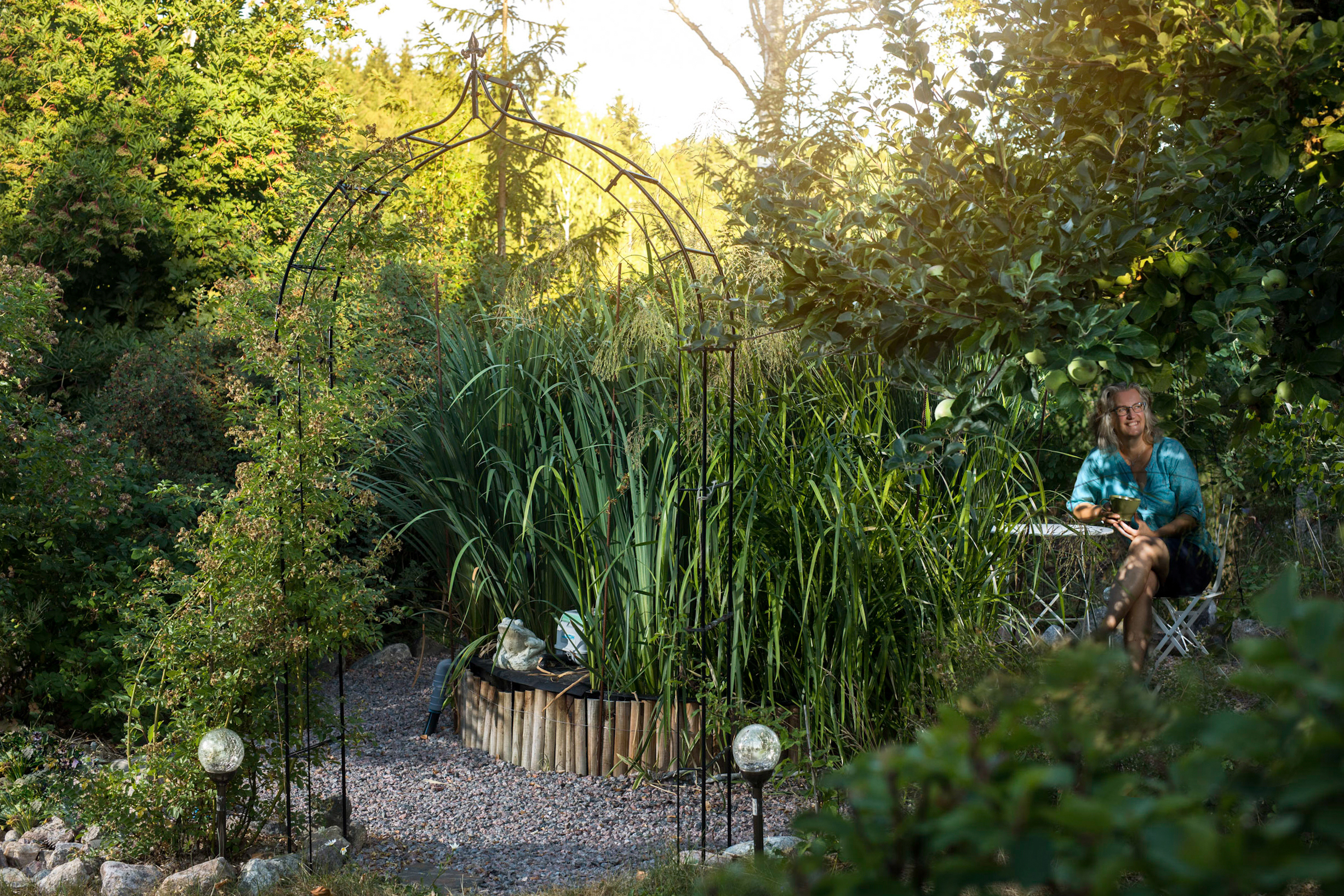 avlopp, trädgård med kvinna sittandes i