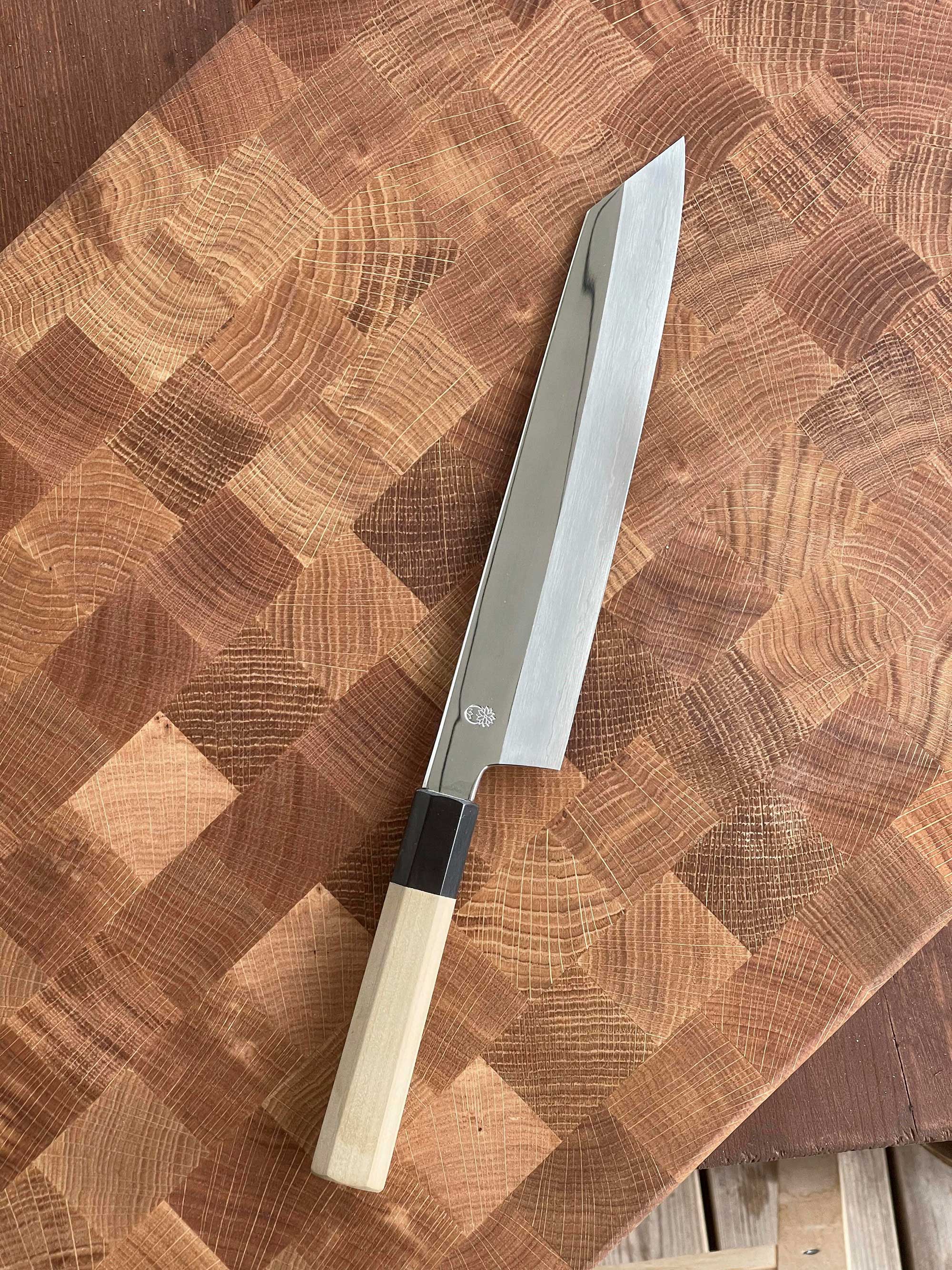 kniv på skärbräda i trä