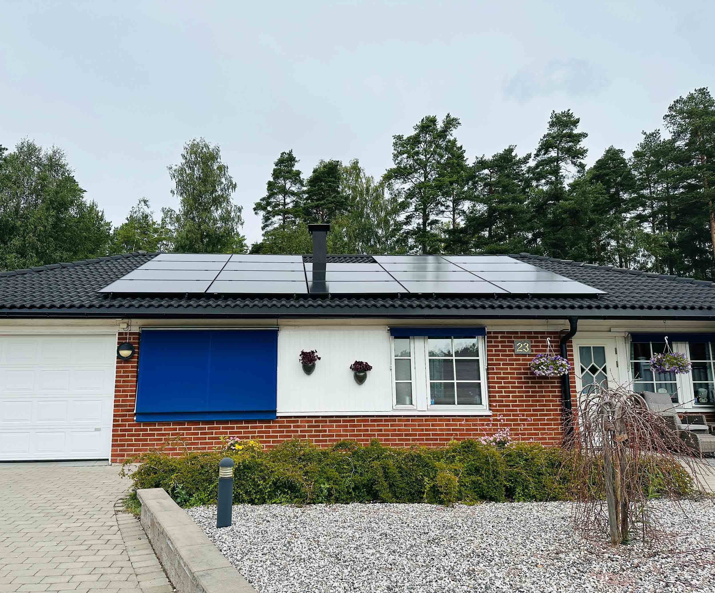 villa med solceller, tegelhus