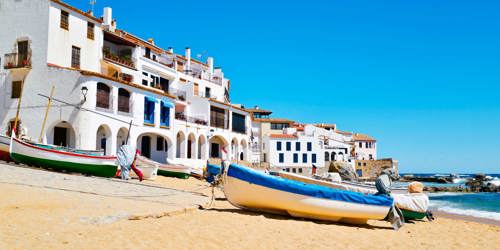 Båtar längs strandkant i Maresme