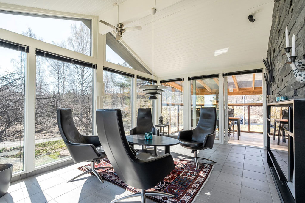 inglasat uterum med bord och stolar