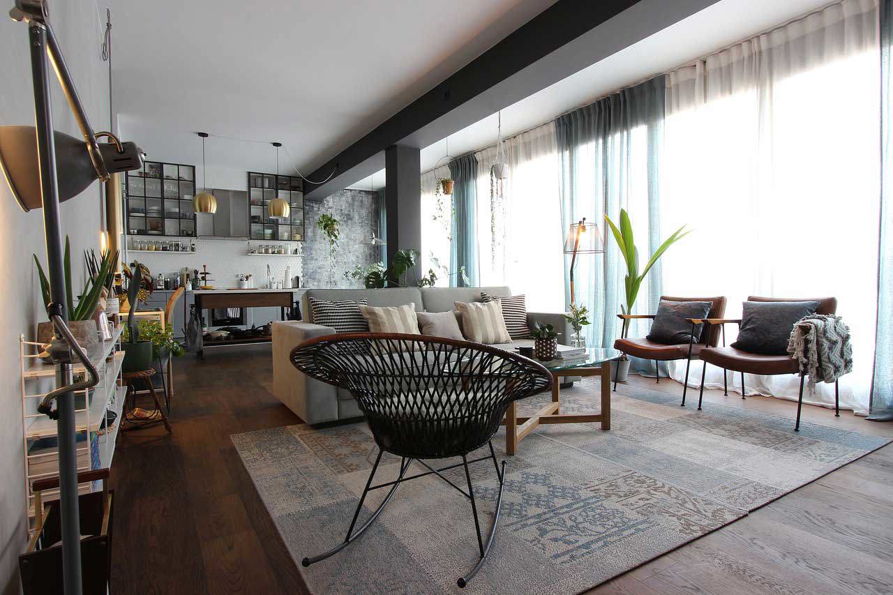 Öppen planlösning i lägenhet, vardagsrum och kök