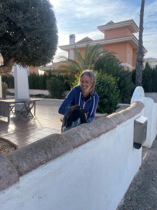 Kerstin leker med hunden i Spanien