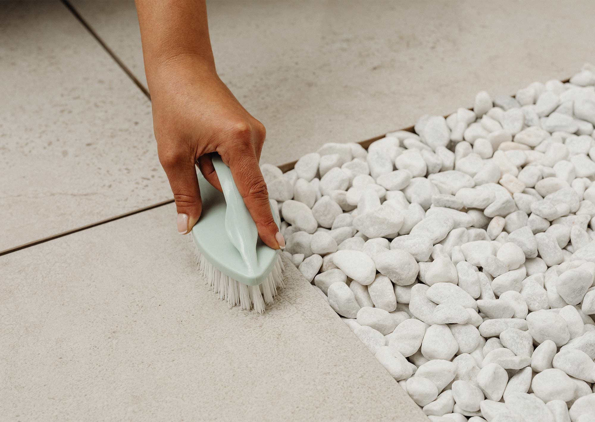 Person som rengör kakel