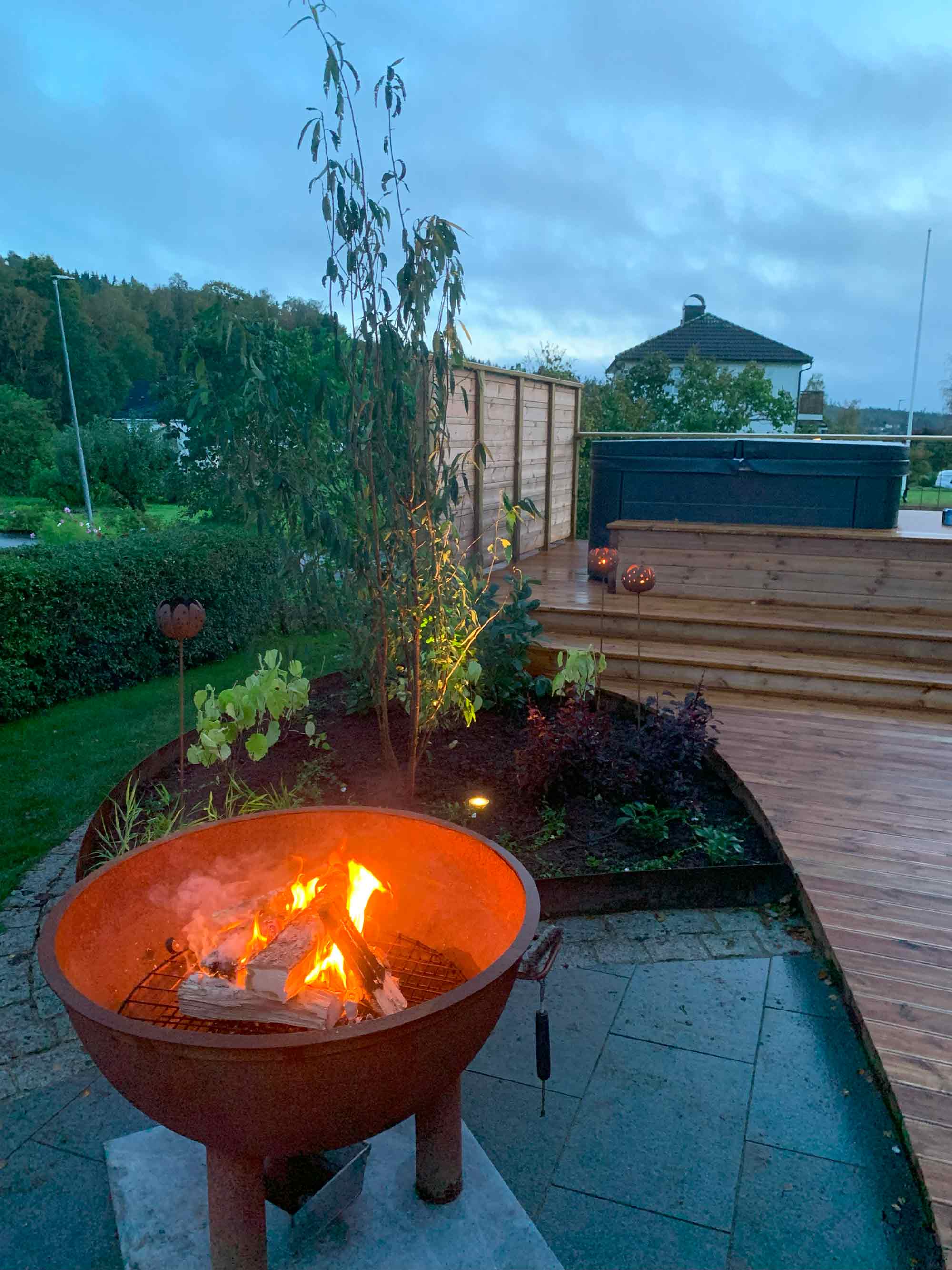 eldtunna-trädgård-altan