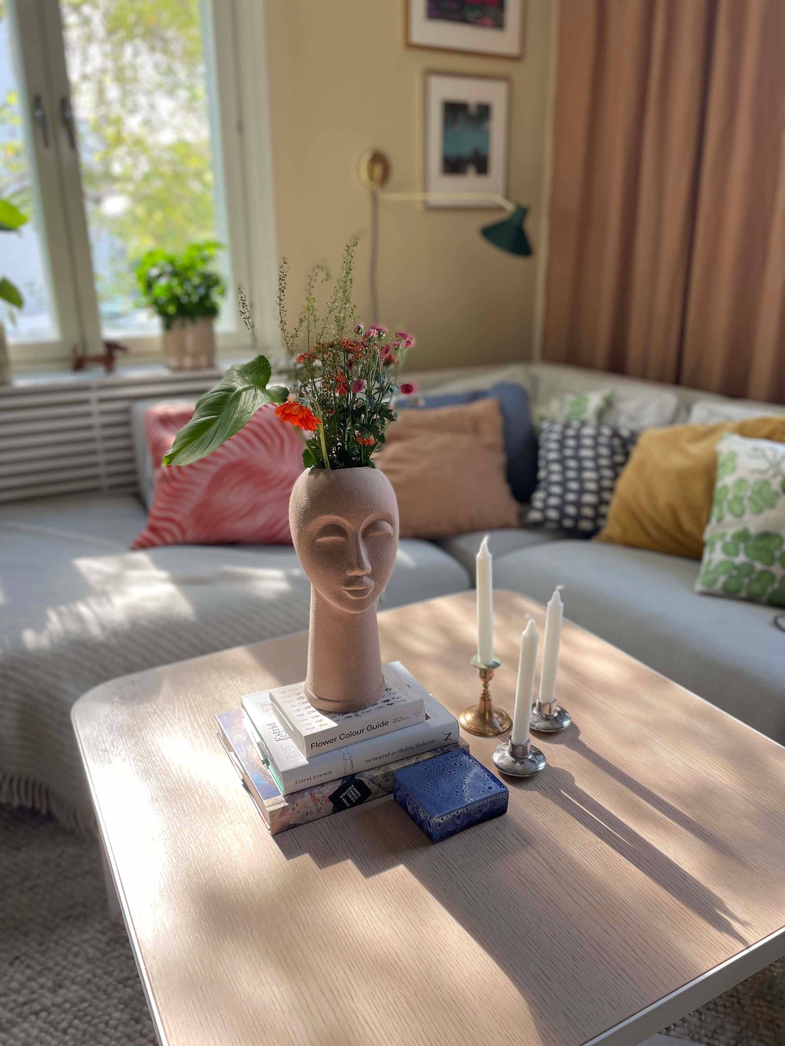 Inredningsinspiration vardagsrum - stilleben på glasbord