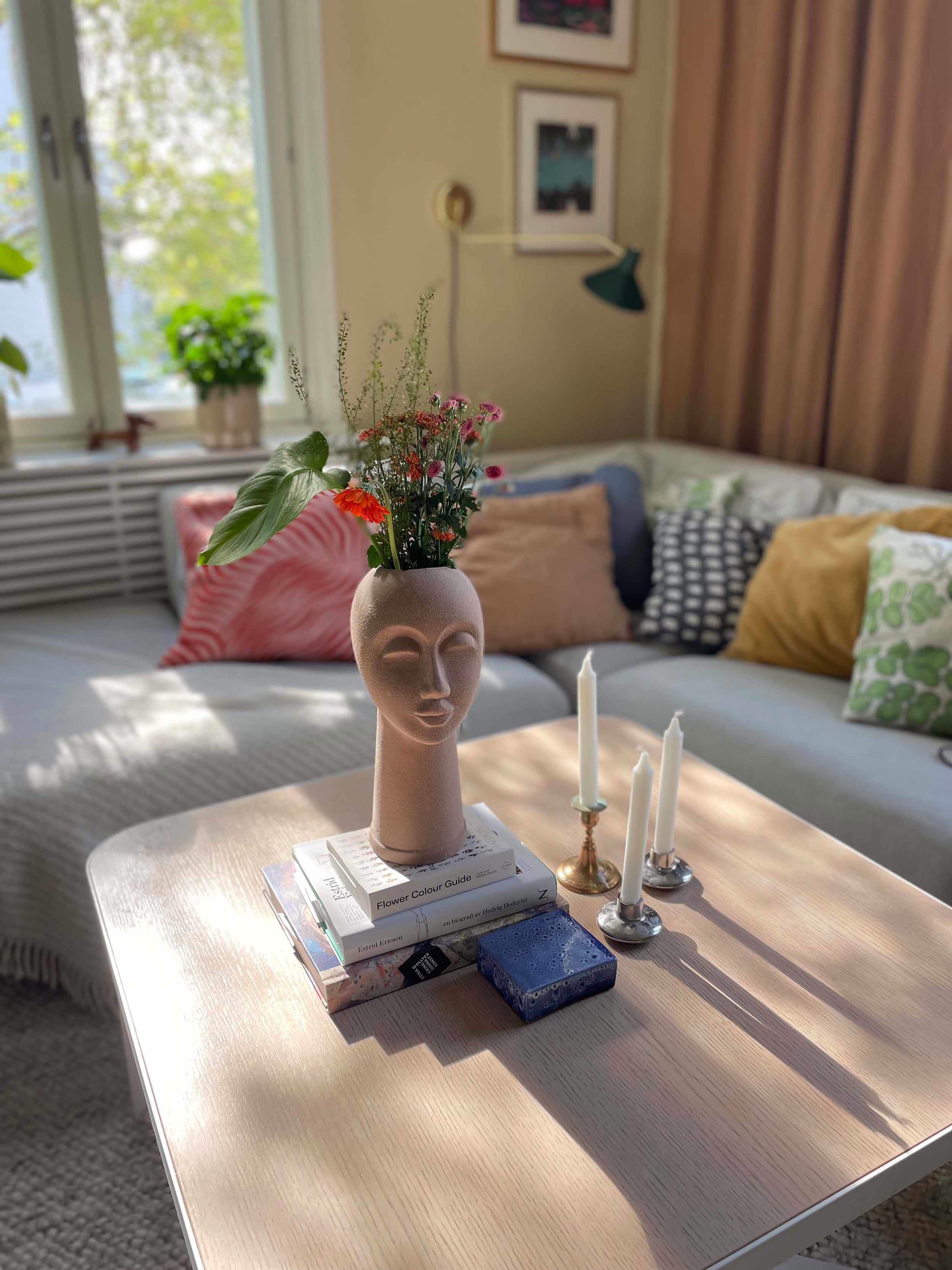 Inredningsinspiration vardagsrum - stilleben på glasbord