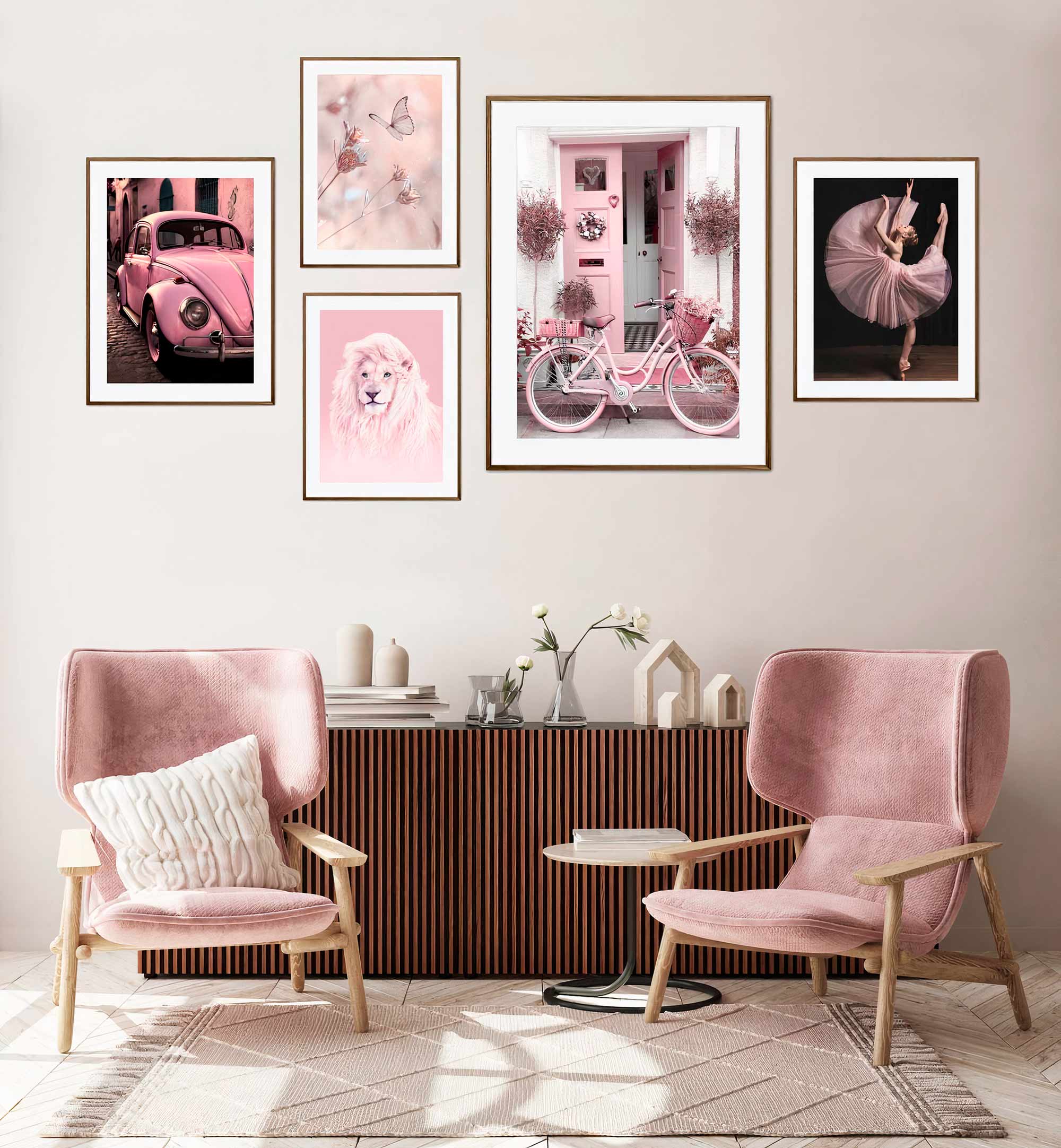 Rosa tavelvägg i vardagsrum, fem tavlor i en tavelvägg