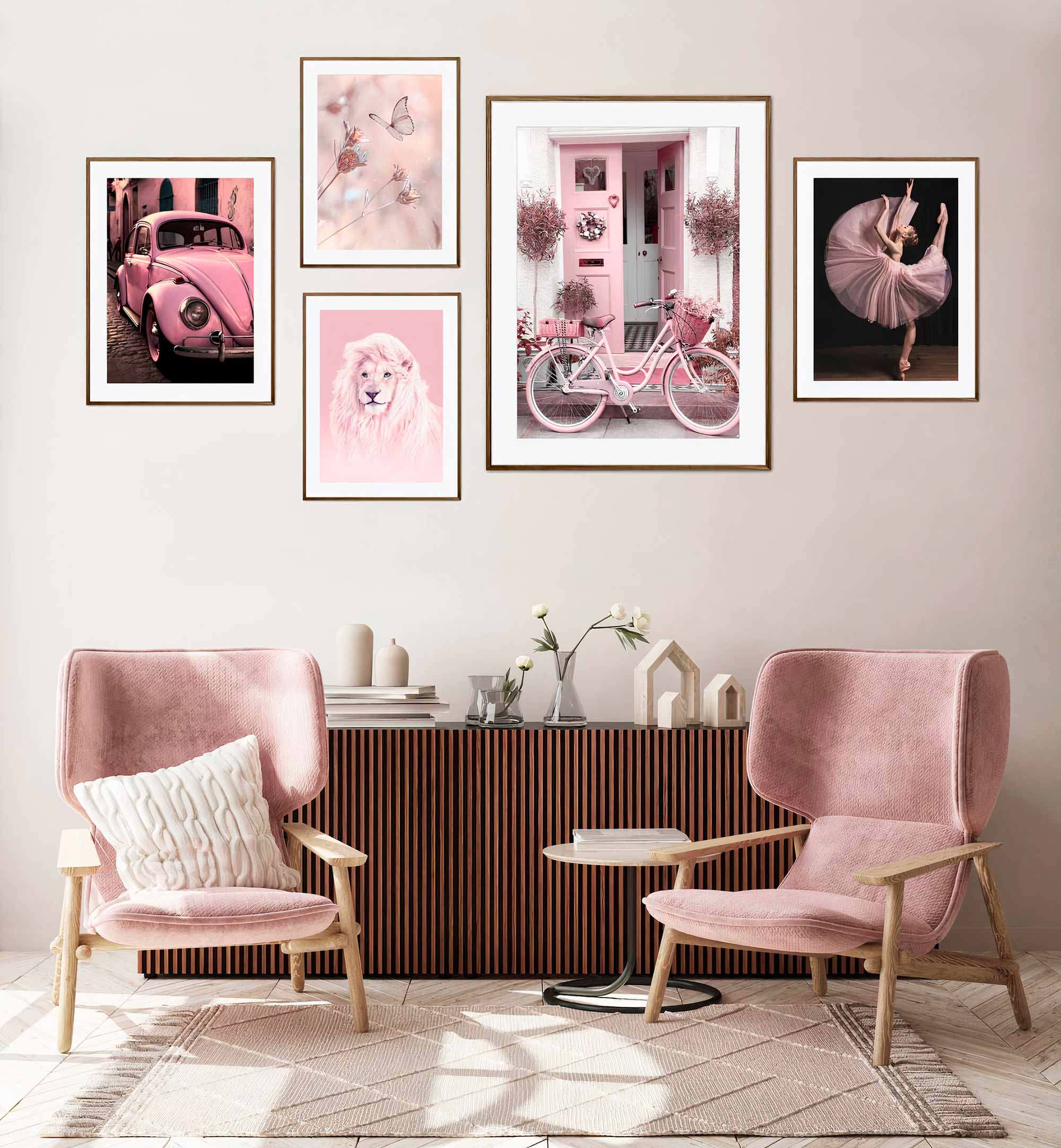 Rosa tavelvägg i vardagsrum, fem tavlor i en tavelvägg