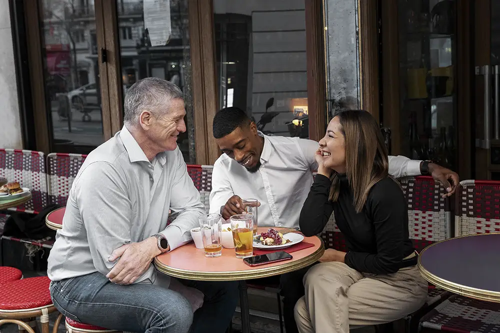 Vänner som sitter och äter i paris