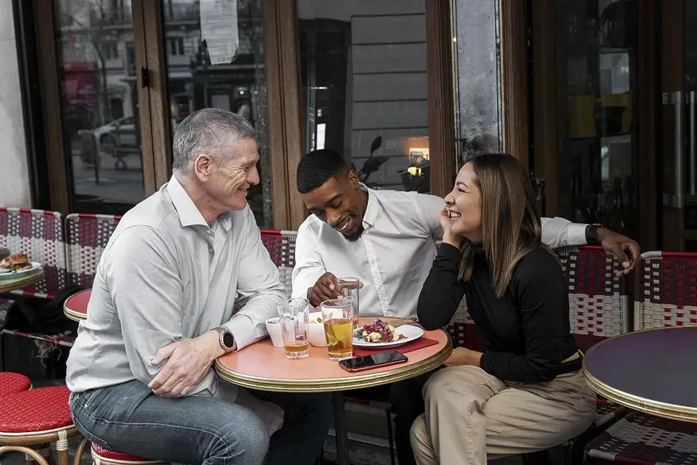 Vänner som sitter och äter i paris