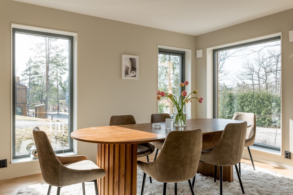 matrum med bord och stolar, stora fönster