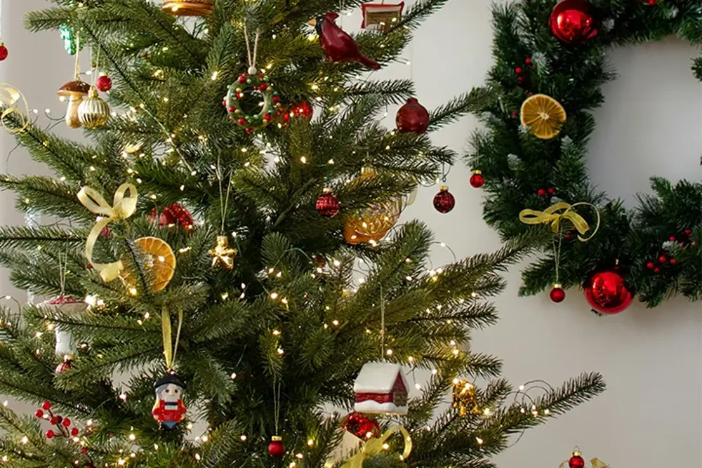 Julgran med personligt pynt