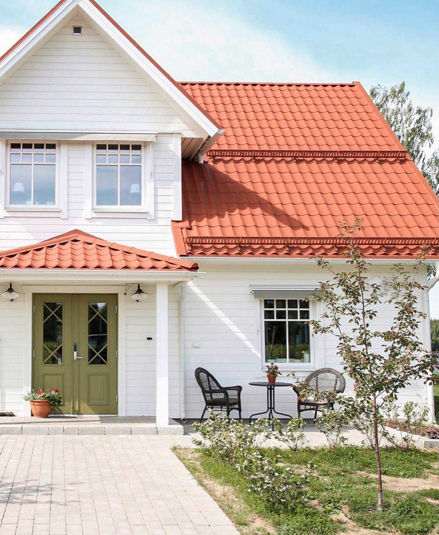 tegeltak på vitt hus