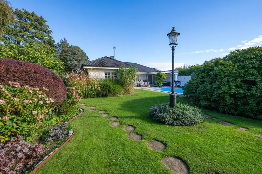 Villa till salu med stor tädgård och pool