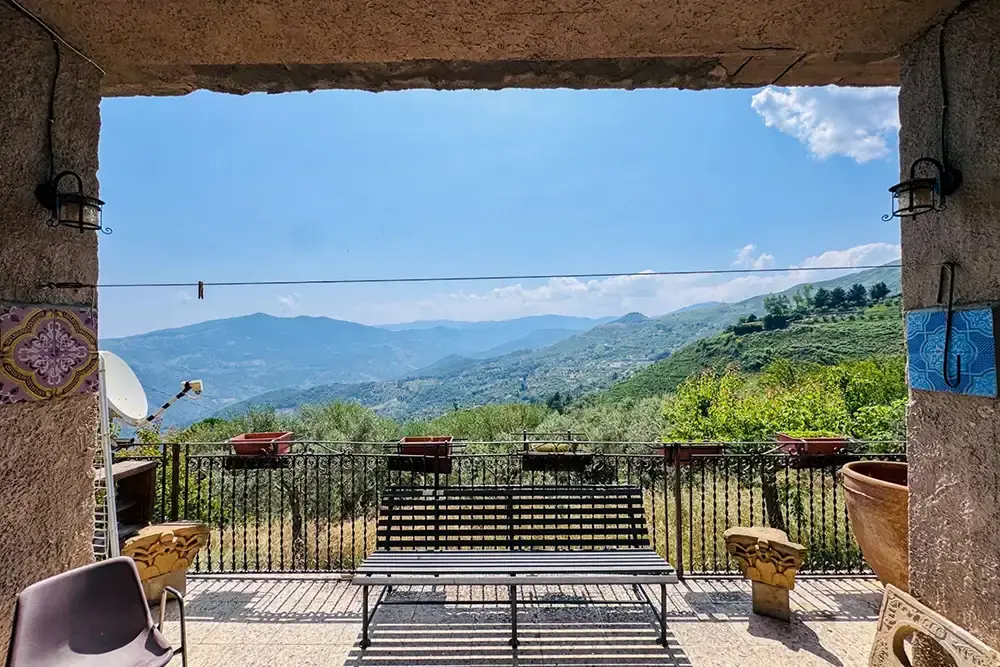 bostad i italien till salu, utsikt från altanen