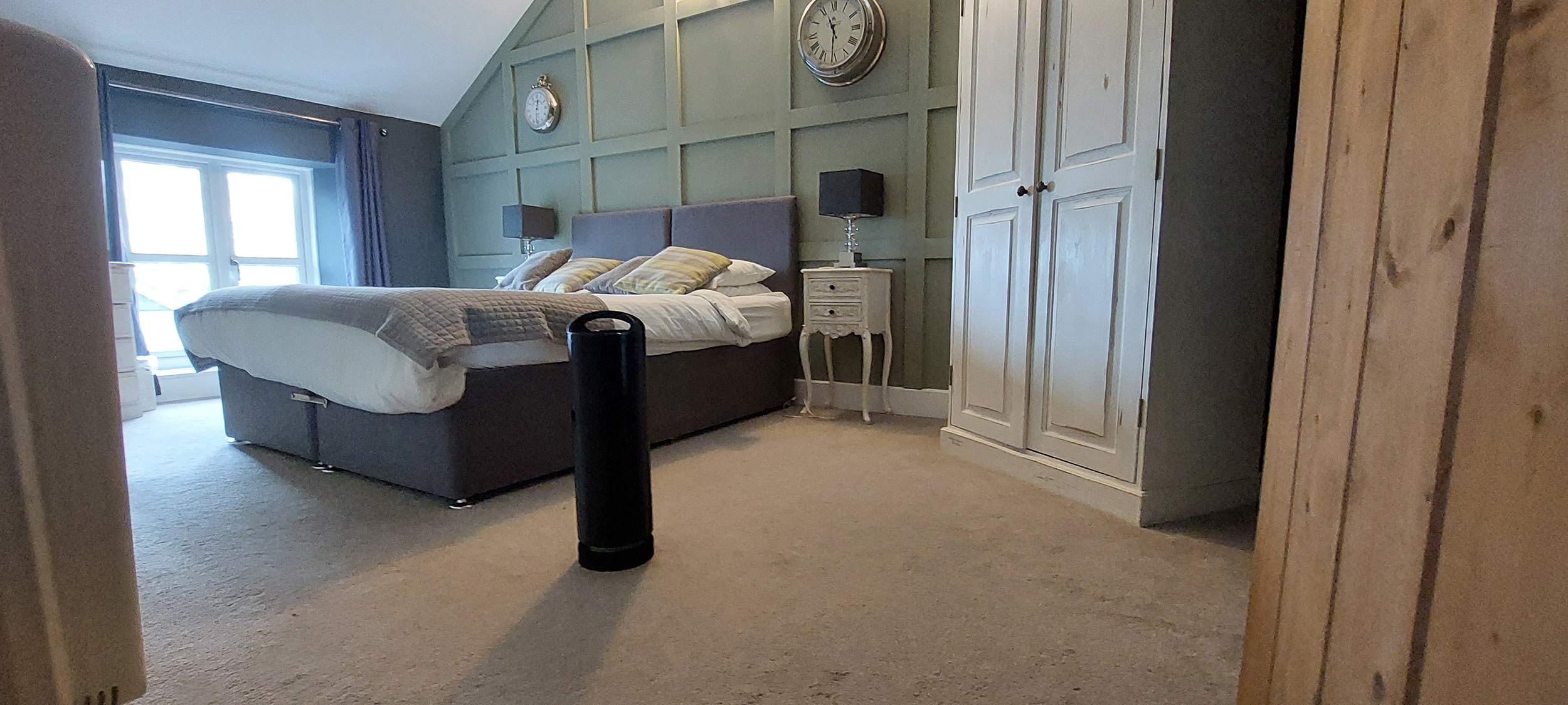 SimulAir, vägglusmaskin. Står på golvet i en lägenhet.