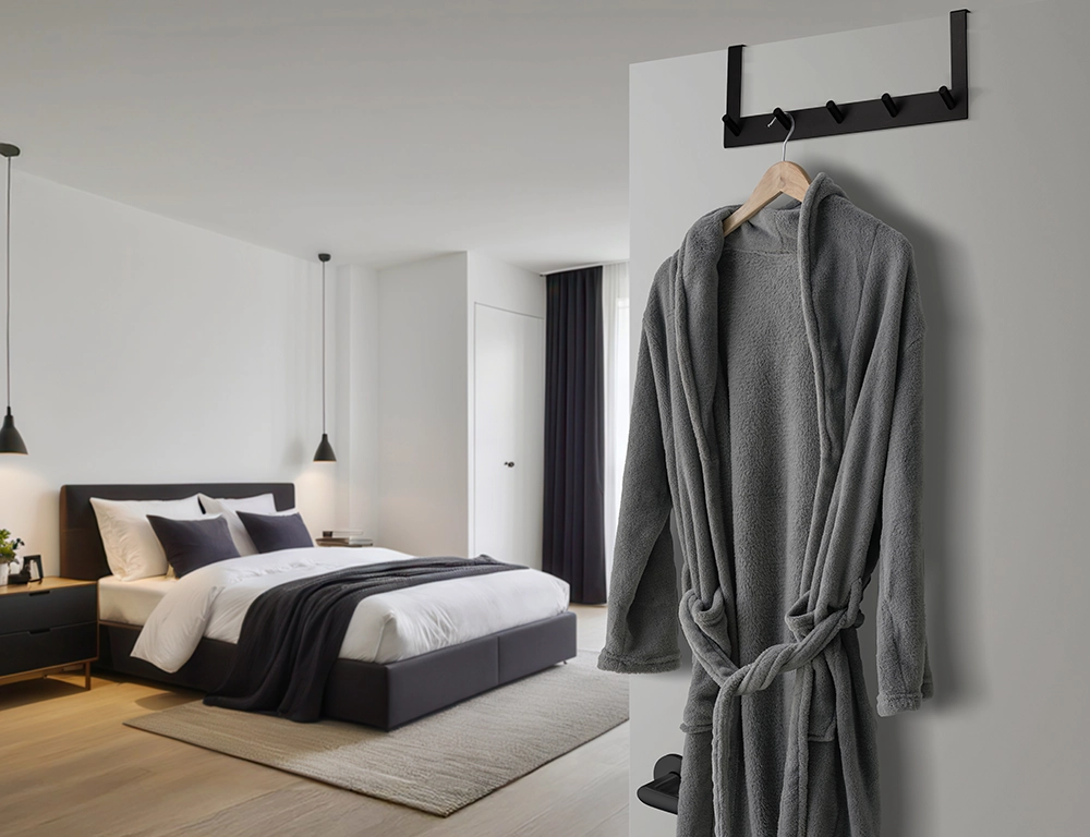 beslagsboden_sovrum med hotellkänsla och morgonrock