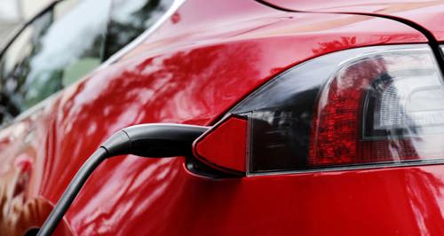 laddning av elbil, röd bil