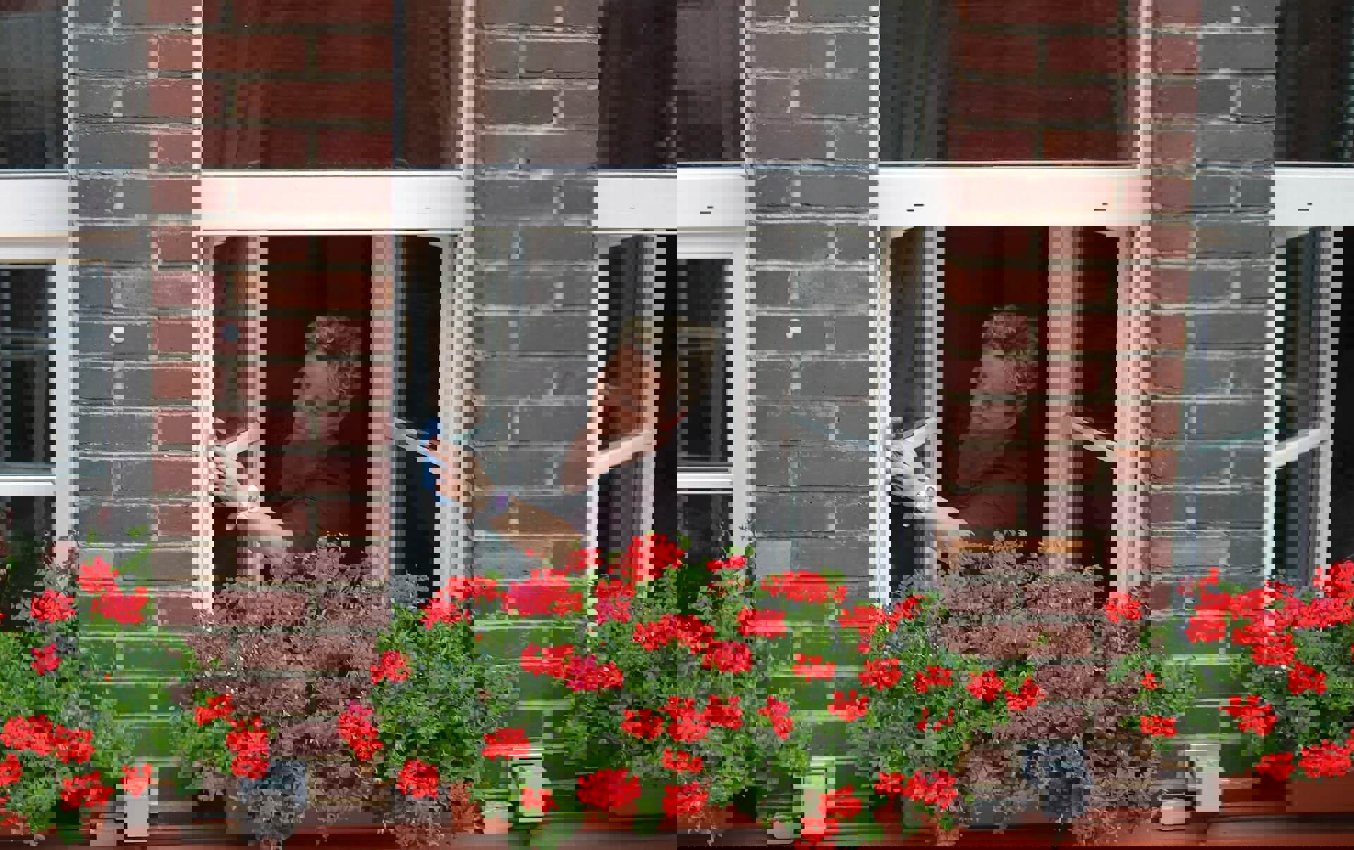 kvinna som putsar fönster