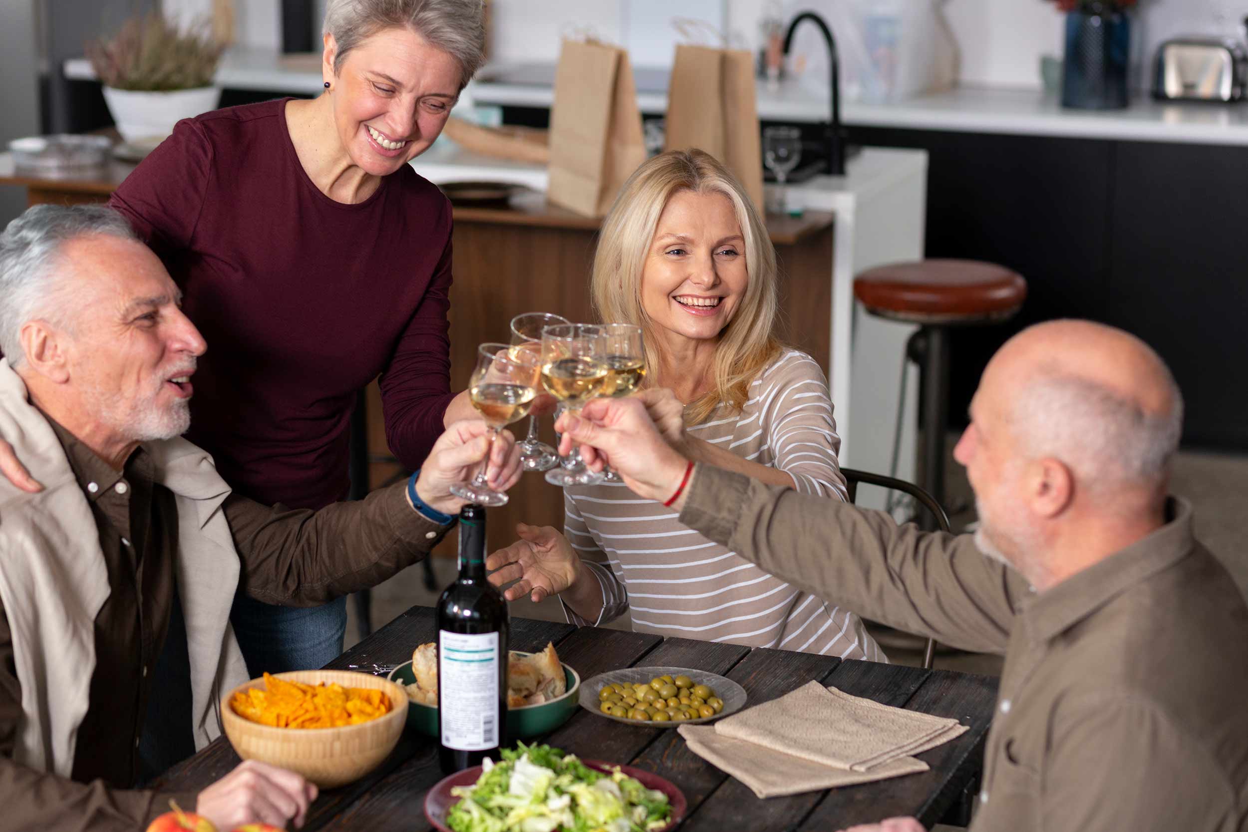 människor som äter middag i ett kök