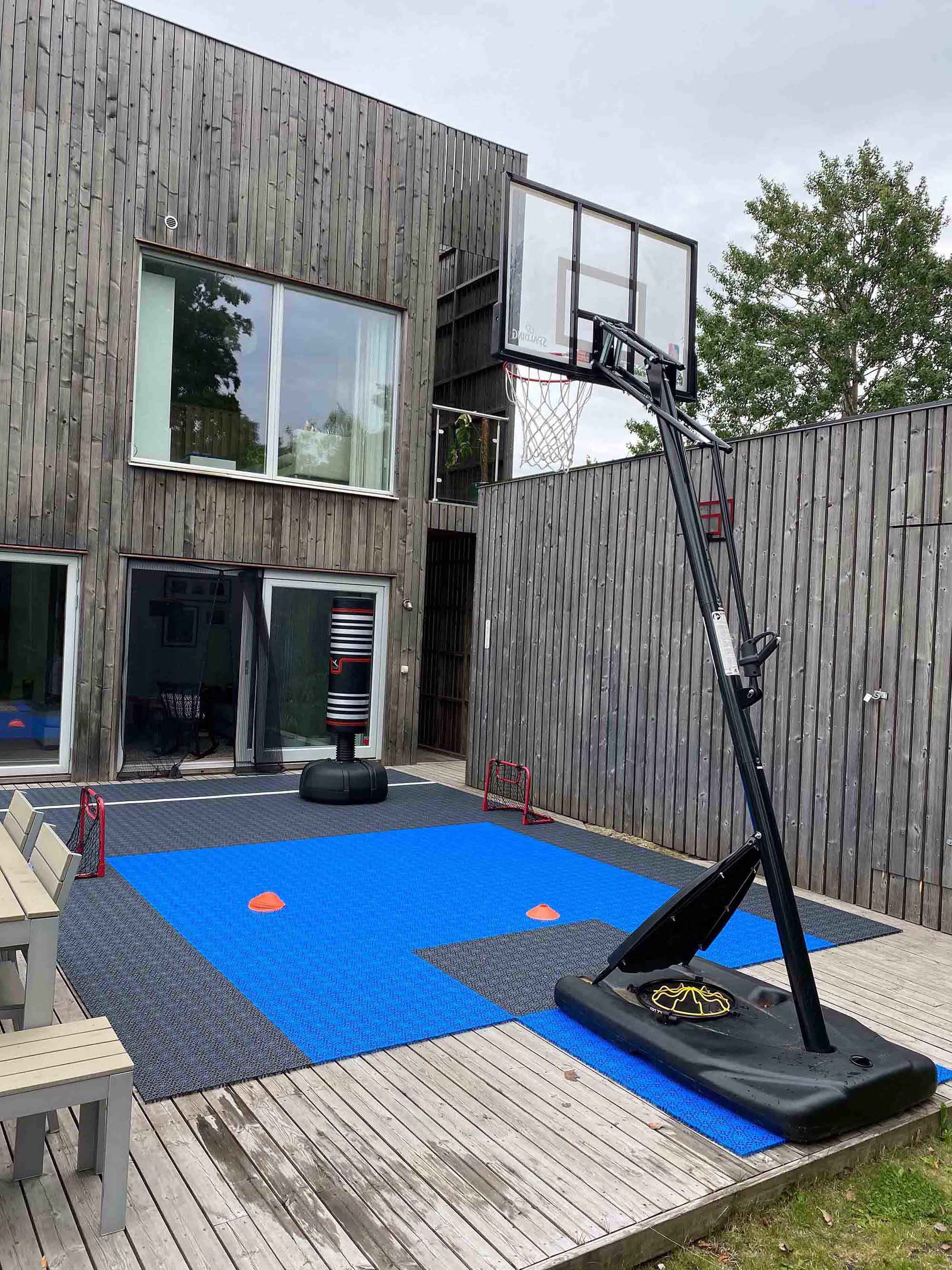 basketballkorg-utanför-hus