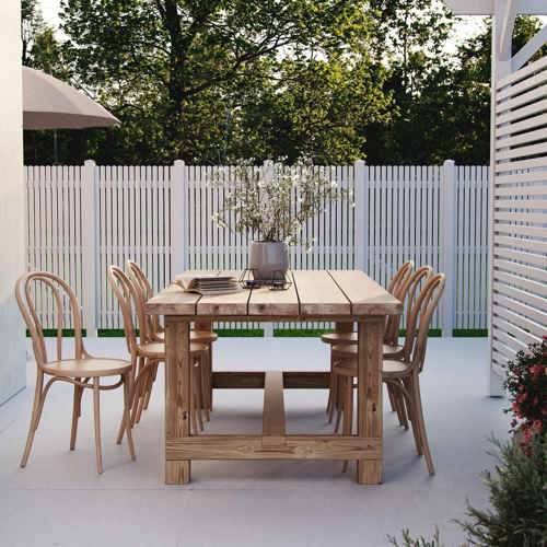 matbord och stolar i trä