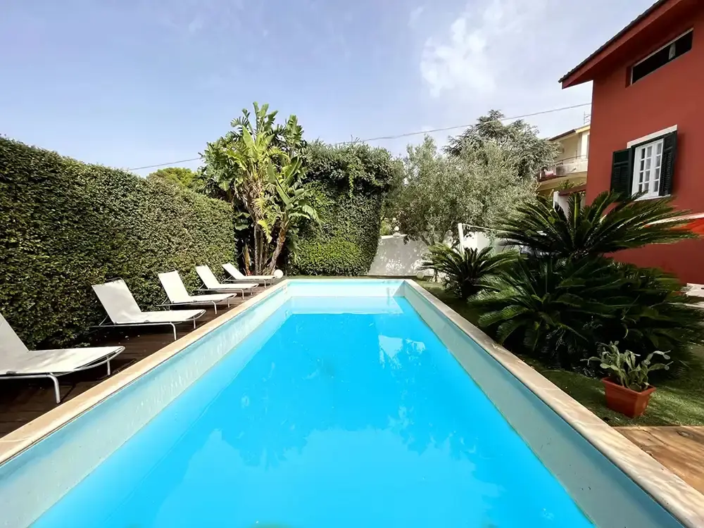 pool och villa till salu i Italien