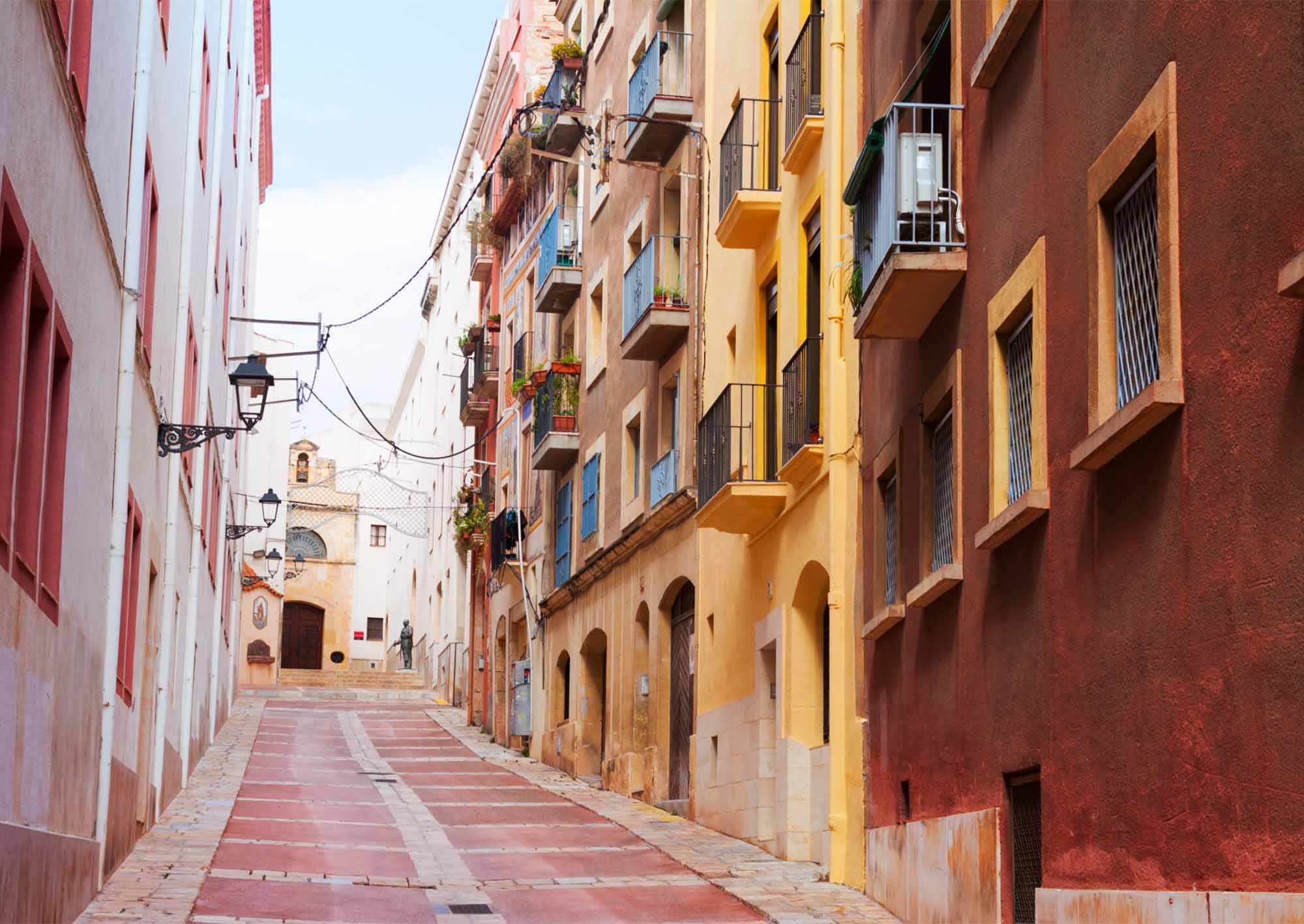 Spansk gata mellan hus