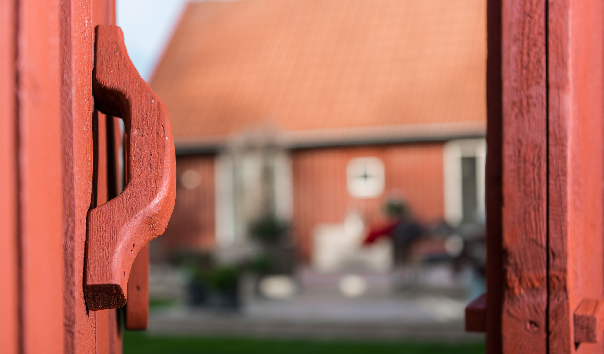 dörrhandtag till rött hus, handtag målad med tjära