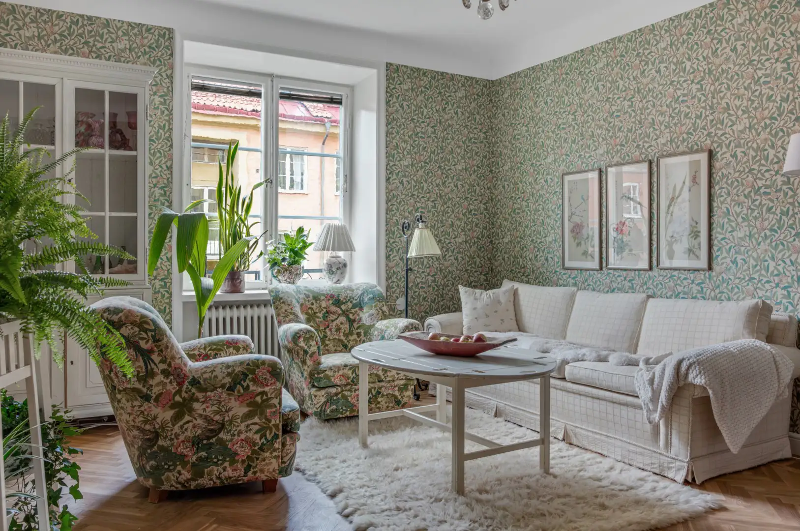 Bostad till salu, blommiga tapeter soffa och blommig fotölj