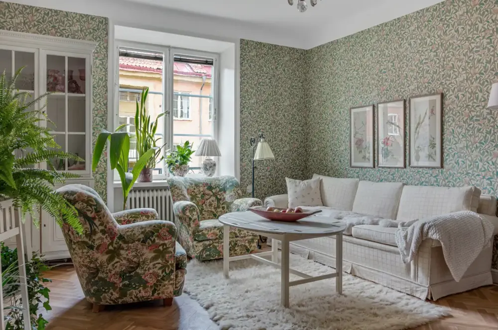 Bostad till salu, blommiga tapeter soffa och blommig fotölj