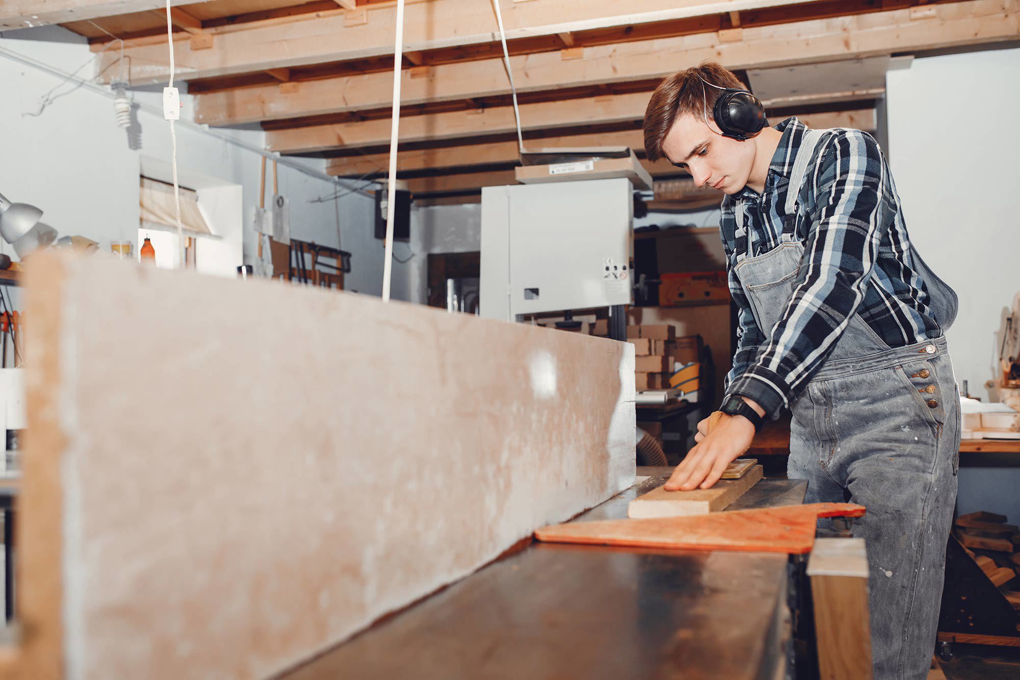 person som arbetar med plankor