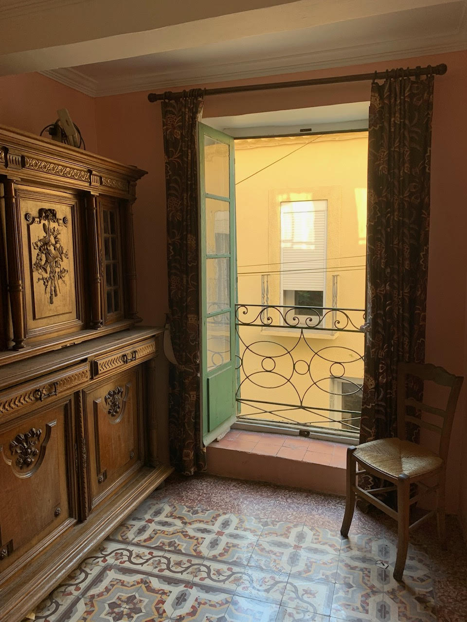 utsikt från hallen i byhuset