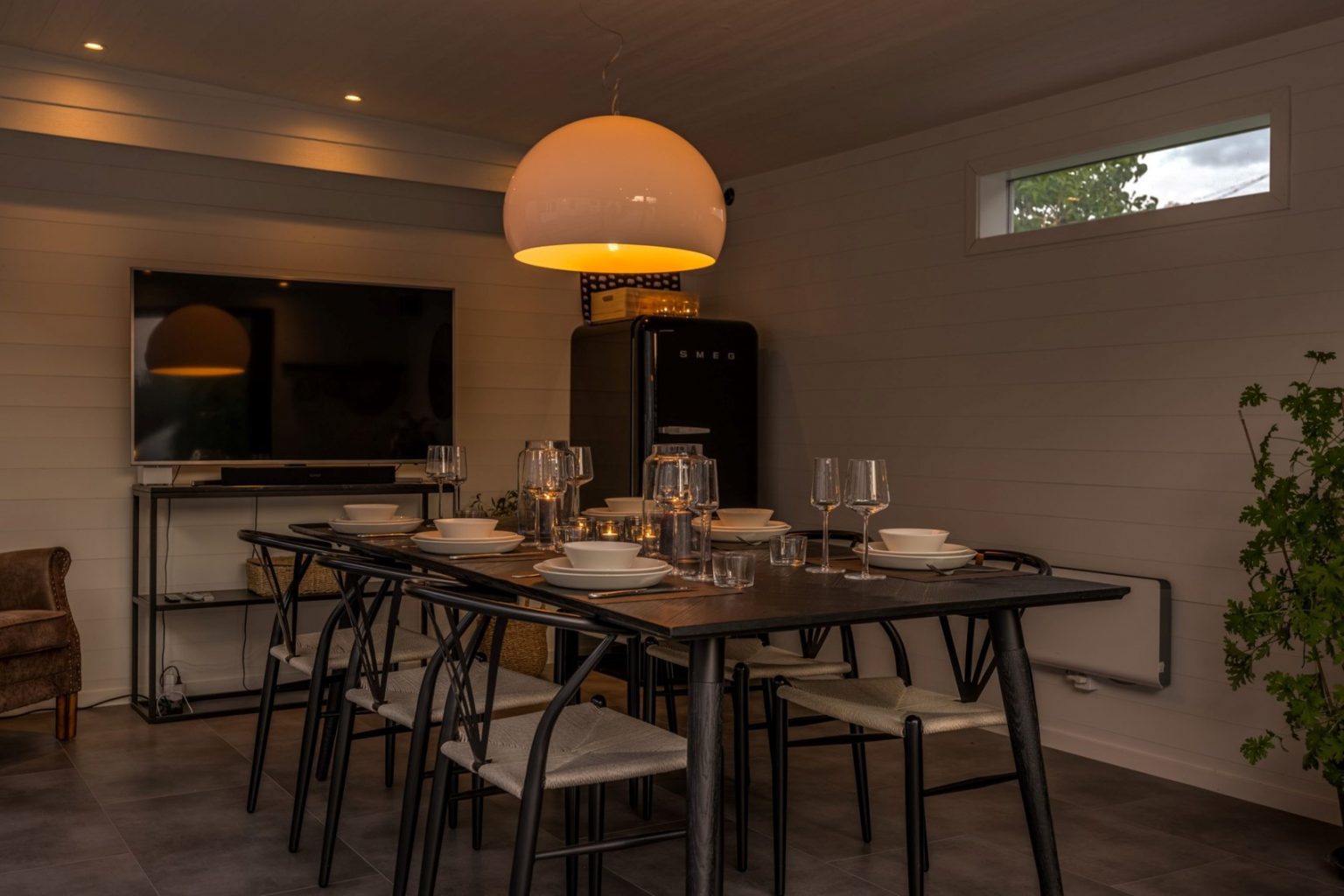 Matbord och tv i skymningsljus vardagsrum