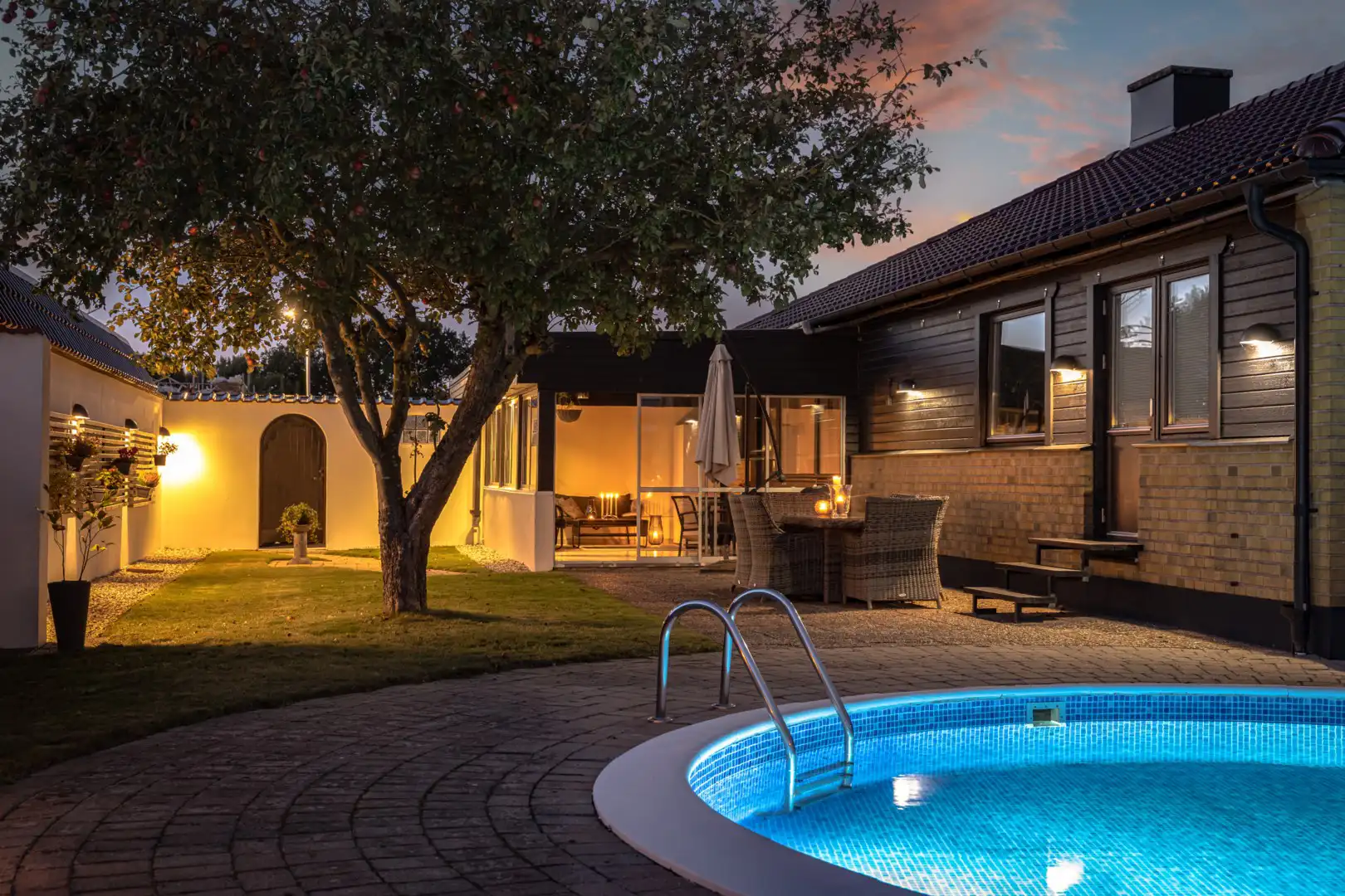 villa med pool till salu