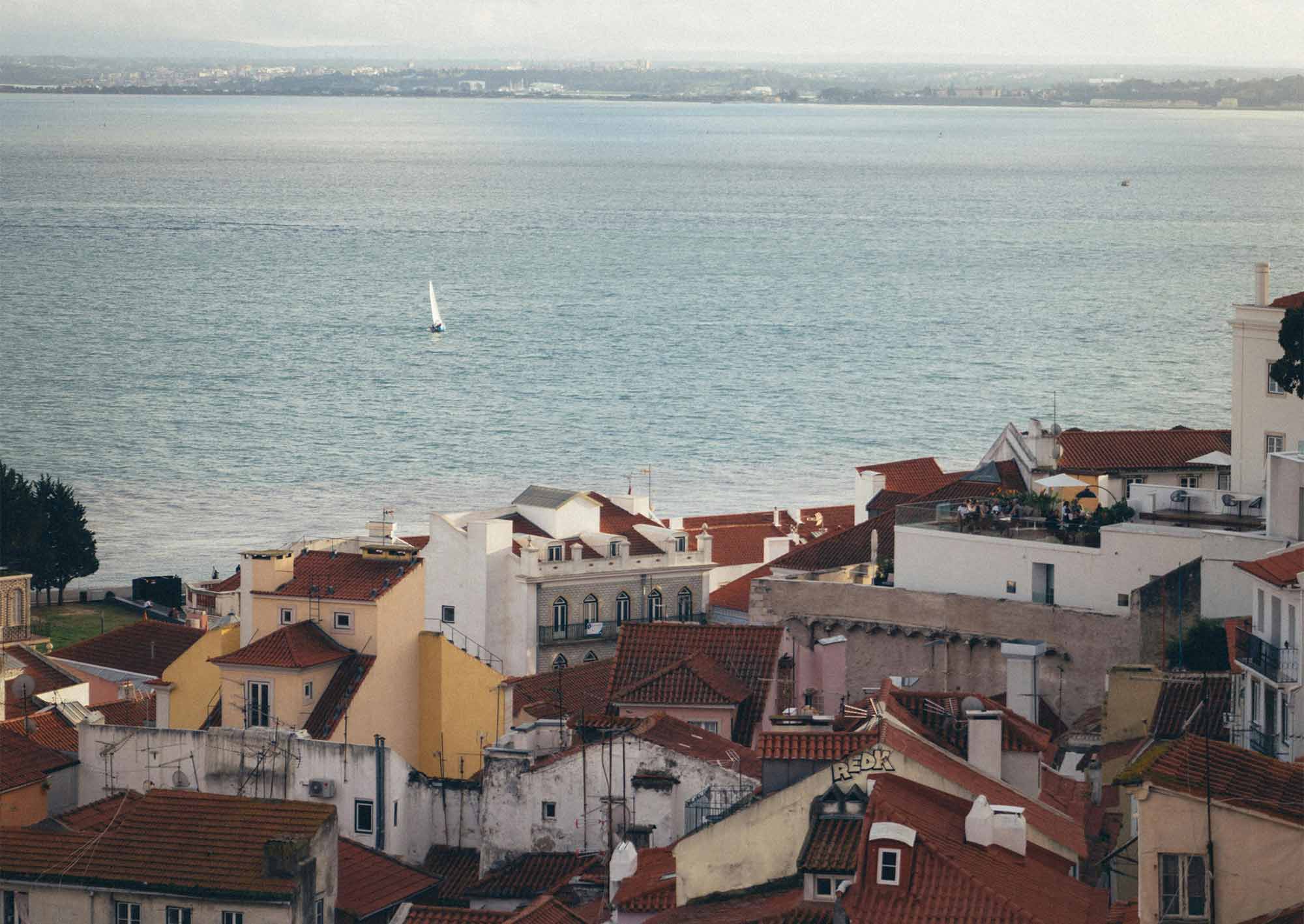 Hustak i Portugal med utsikt över vattnet