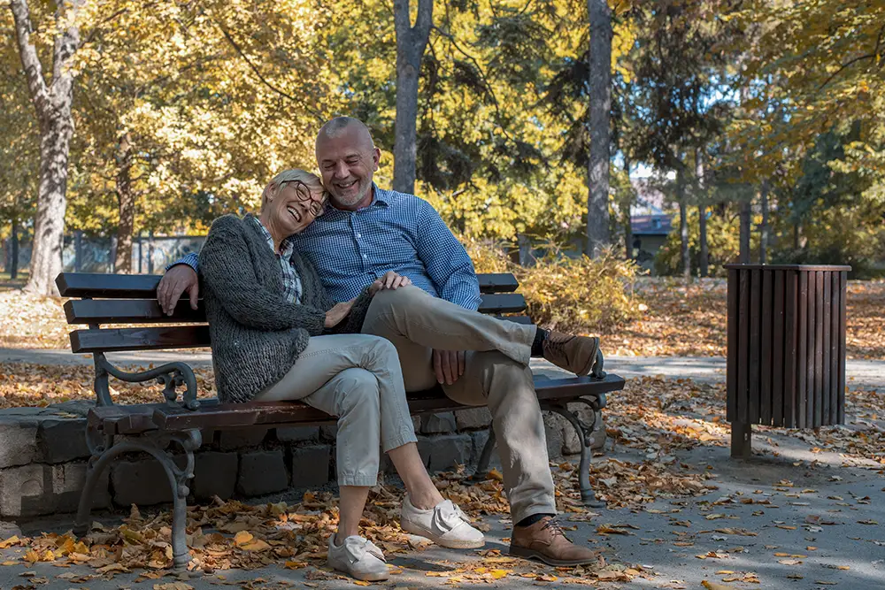 senior par njuter av livet i en park