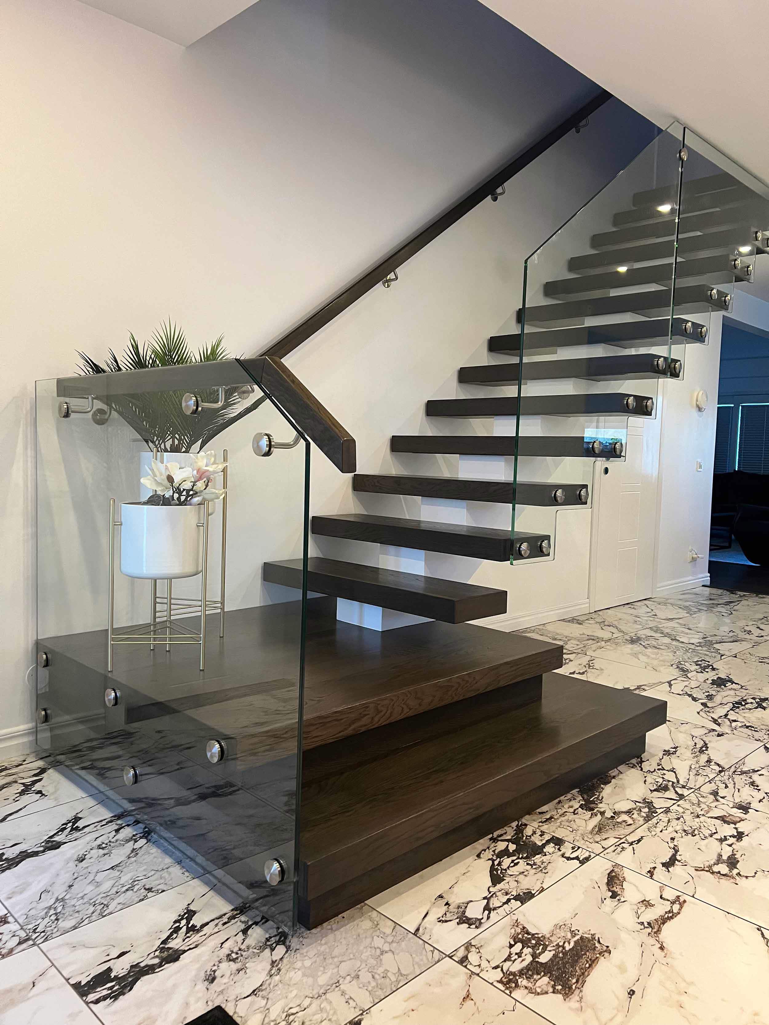 trappa med glas, platsbyggd trappa i hall
